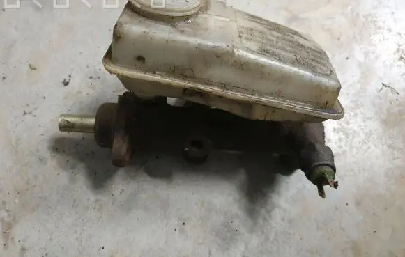 Volkswagen Jetta I Master brake cylinder 321611304