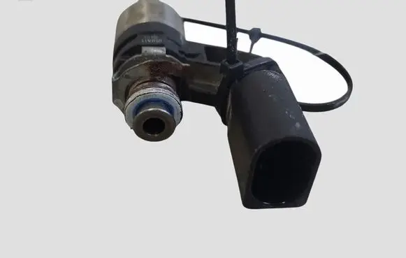 Volkswagen Golf VI Fuel injector 03C906036M