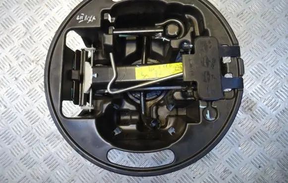 Renault Megane I Spare wheel mounting bracket 
