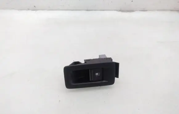 Volkswagen Touran I Fuel tank opening switch 
