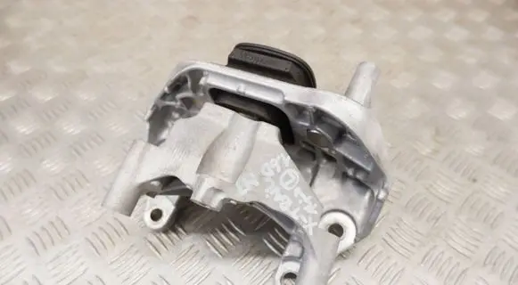 Nissan X-Trail T32 Engine mount bracket 112204BB0A