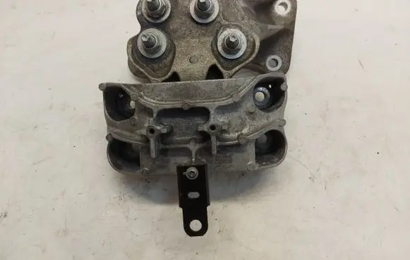 Engine mount vacuum valve