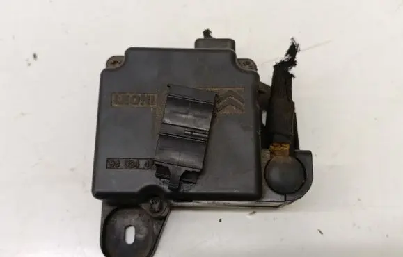 Opel Crossland X Fuse module 9676631080