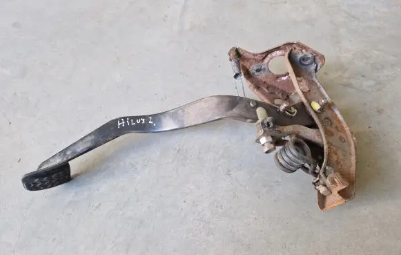 Toyota Hilux (AN10, AN20, AN30) Clutch pedal 