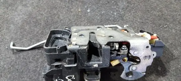 Opel Frontera B Front door lock 16634324 8266009