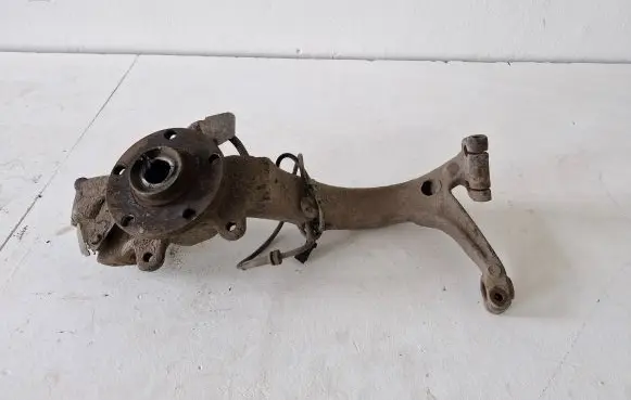 Audi A4 S4 B5 8D Front wheel hub
