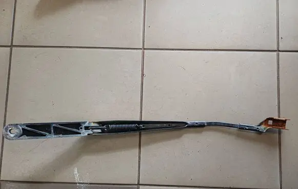 Front wiper blade arm