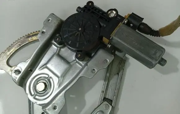 Toyota Yaris Front door window regulator motor 0130822017