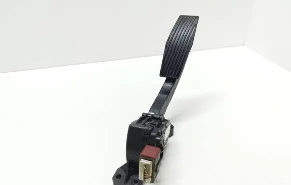 Accelerator throttle pedal
