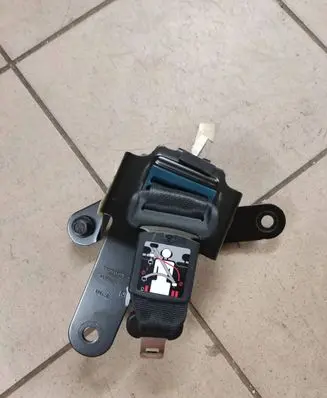 Rear seatbelt