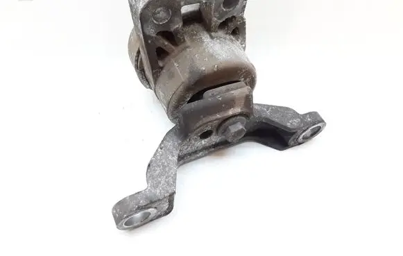 Volvo V70 Engine mount bracket