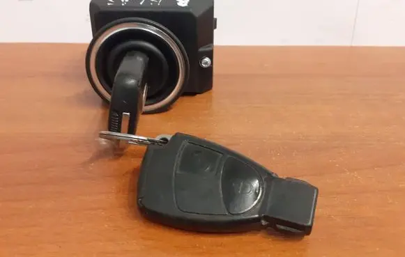 Mercedes-Benz R W251 Ignition lock 1645450708 33002804 8002985441606152