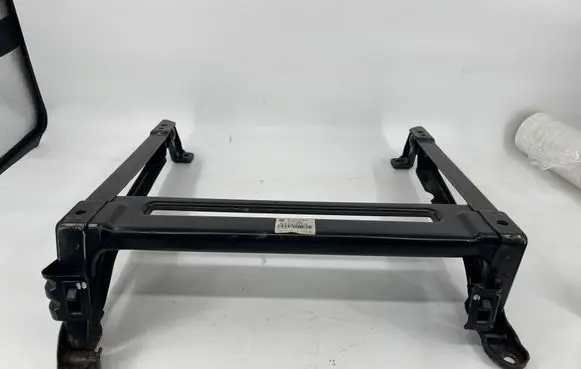 Audi Q7 4L Front driver seat rail 7L0881677G ZK003248