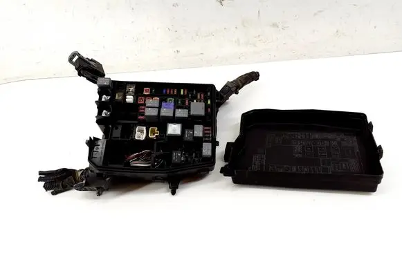 Toyota Auris E180 Fuse box set 8266202530 LN2