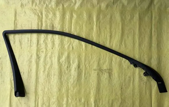Mercedes-Benz C W203 Front door window/glass frame A2037250171