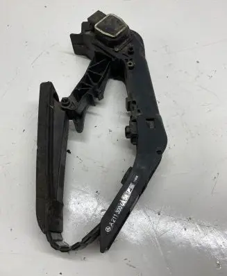 Mercedes-Benz E W211 Accelerator throttle pedal A2113000504 A2033010001
