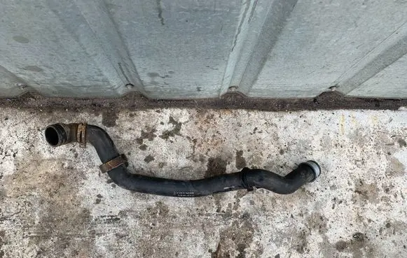 Mercedes-Benz R W251 Engine coolant pipe/hose A2515002875