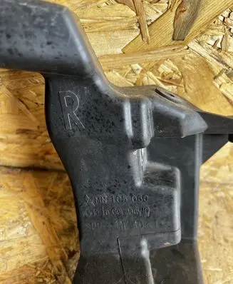 Headlight/headlamp mounting bracket