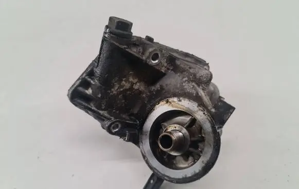 Skoda Octavia Mk2 (1Z) Oil filter mounting bracket 06A115417