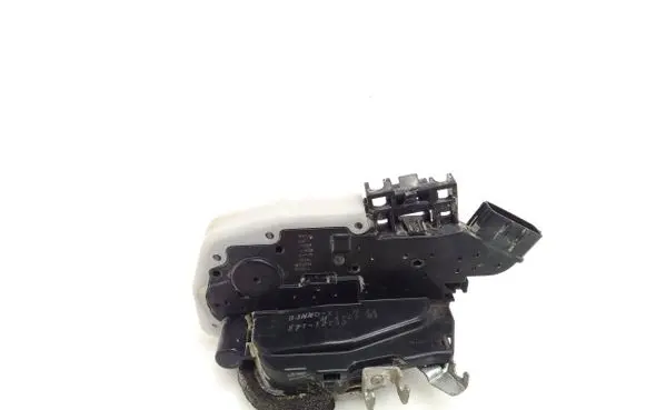 Nissan X-Trail T32 Front door lock E7112130