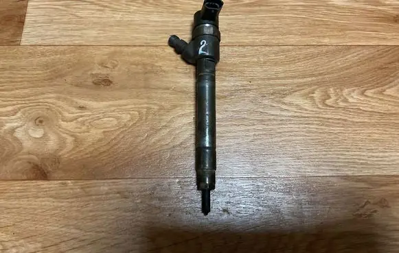 Volvo V70 Fuel injector 30750283