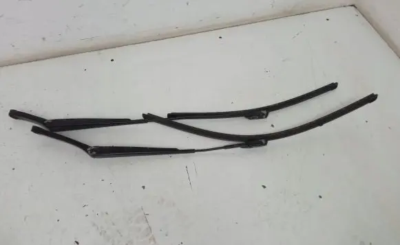 Volkswagen PASSAT B6 Front wiper blade arm