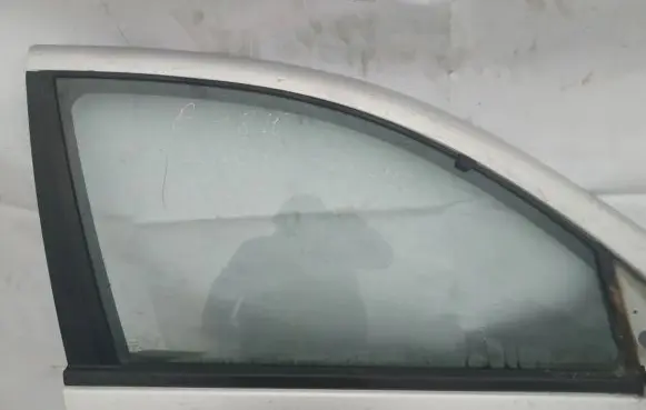 Nissan Almera N16 Front door window glass four-door 