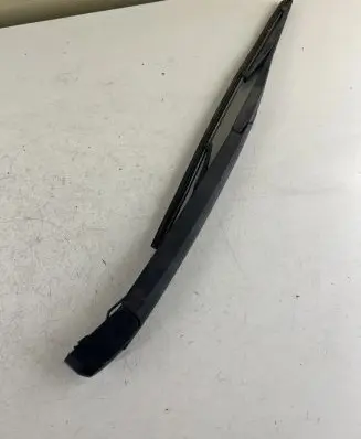 Rear wiper blade arm