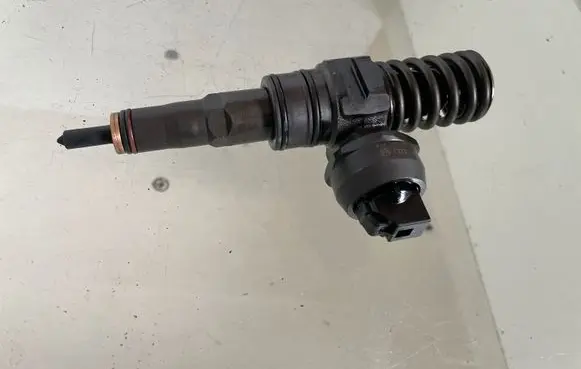 Volkswagen Golf Plus Fuel injector 038130073AG