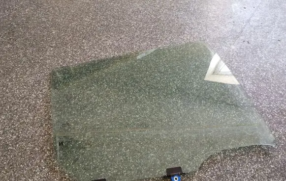 Nissan Leaf I (ZE0) Rear door window glass