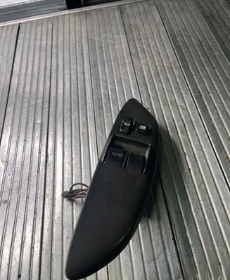 Toyota Yaris Electric window control switch 0114E20
