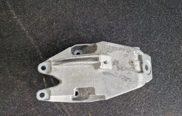 BMW 4 G22 G23 G24 G26 Engine mounting bracket 6861565 6864595