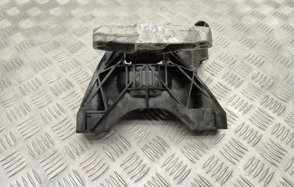 Citroen Berlingo Engine mount bracket