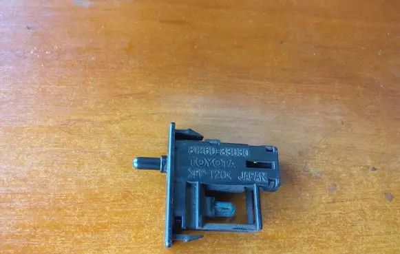 Toyota Corolla E120 E130 Glove box light 8126033030 16676447