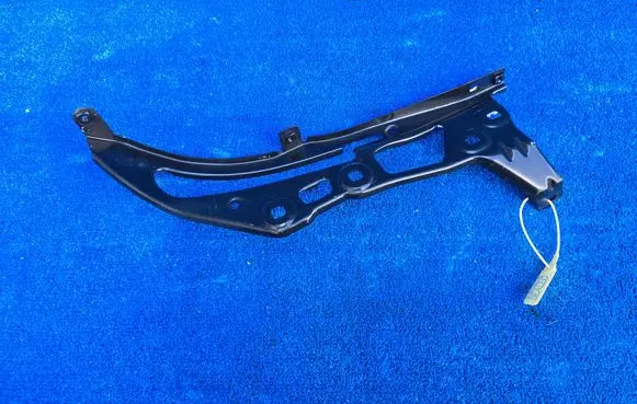 BMW 2 Active Tourer U06 Fender mounting bracket 8737127
