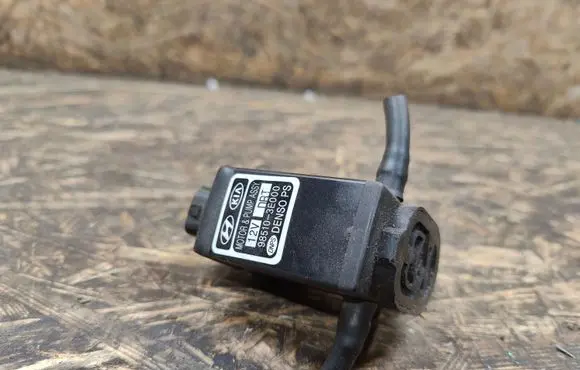 KIA Sorento Windscreen/windshield washer pump 985103E000