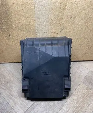 Volkswagen PASSAT B6 Fuse box cover 1K0937132F 017180061
