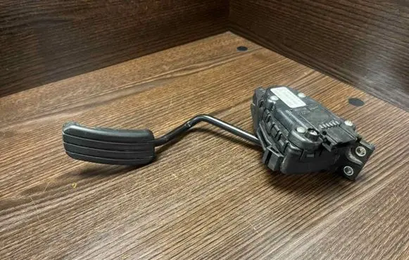 Nissan Primastar Accelerator throttle pedal 7700313060