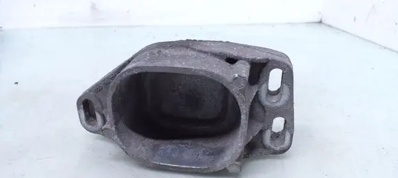 Engine mounting bracket