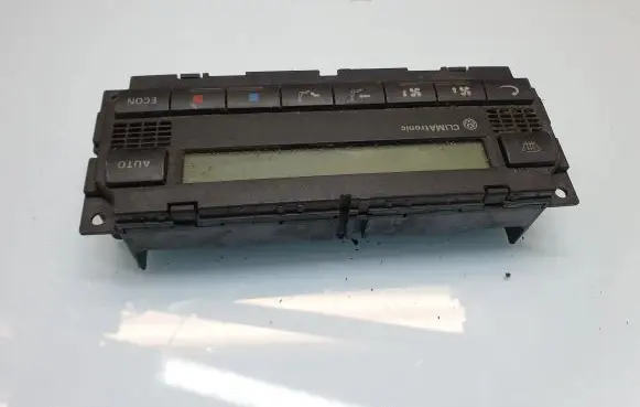 Volkswagen PASSAT B5.5 Climate control unit