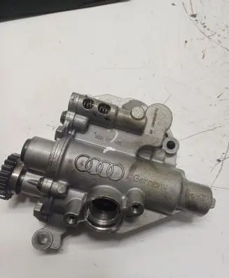 Volkswagen Scirocco Oil pump 06H115105