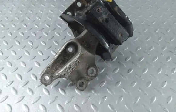 Citroen DS5 Engine mount bracket 9672479980 9681855180