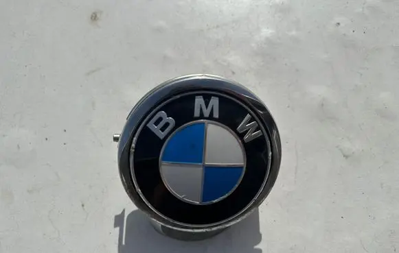 Manufacturer badge logo/emblem