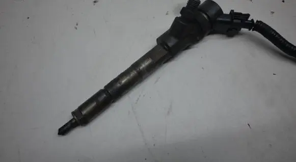 Toyota Yaris Fuel injector 2367033030