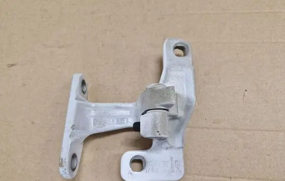 Mercedes-Benz Sprinter W907 W910 Front door lower hinge H910D1