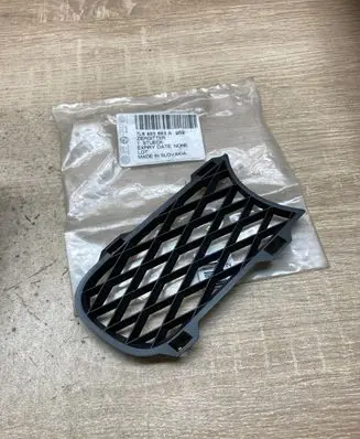 Volkswagen Touareg I Front bumper lower grill 7L6853683A