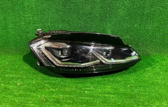Volkswagen Golf VII Headlight/headlamp