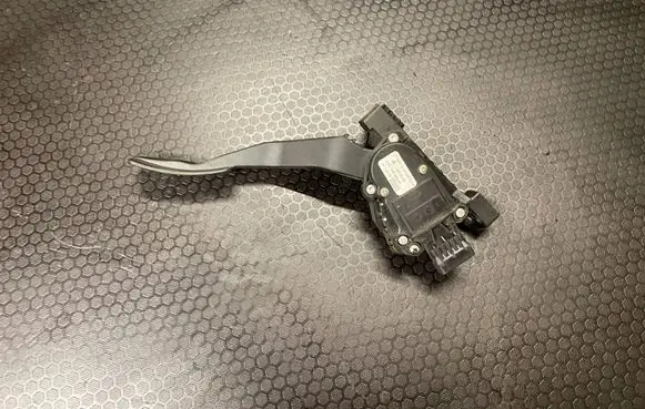 Mitsubishi Colt CZ3 Accelerator throttle pedal A4543000304 6PV00886600 MN125792