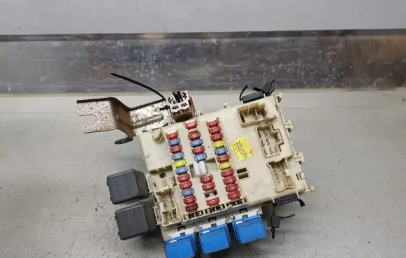 Nissan Primera Fuse module 24350AV700