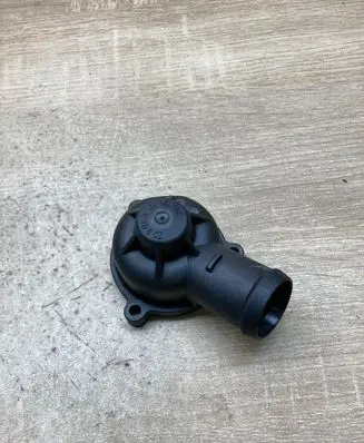 Volkswagen Golf V Thermostat housing 03C121121C